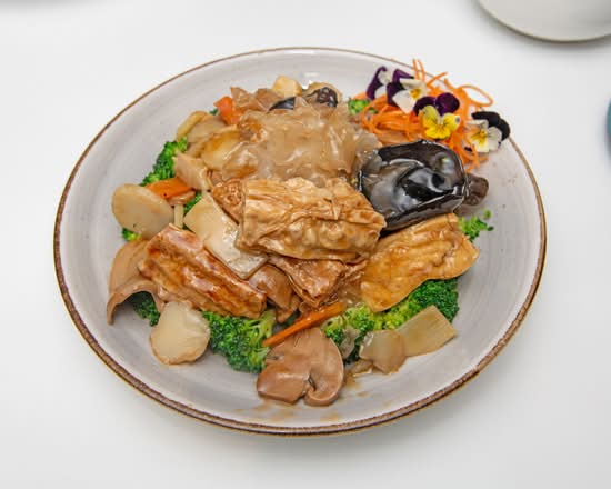 Braised Chinese Mushrooms with Green Vegetables (羅漢齋上素)